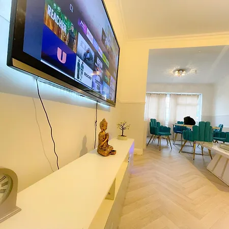 Luxury Retreat 5 Bedrooms With Driveway & Garden Welling Buitenkant foto
