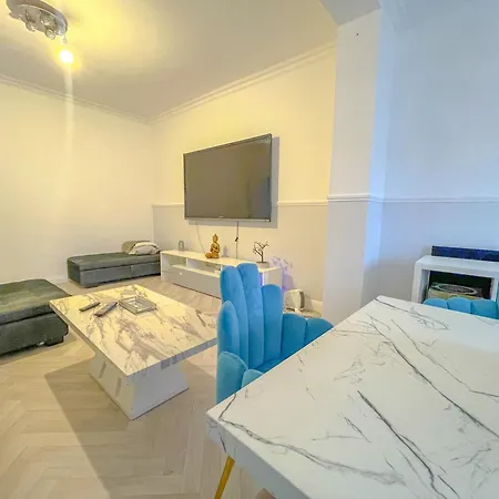 Luxury Retreat 5 Bedrooms With Driveway & Garden Welling Buitenkant foto