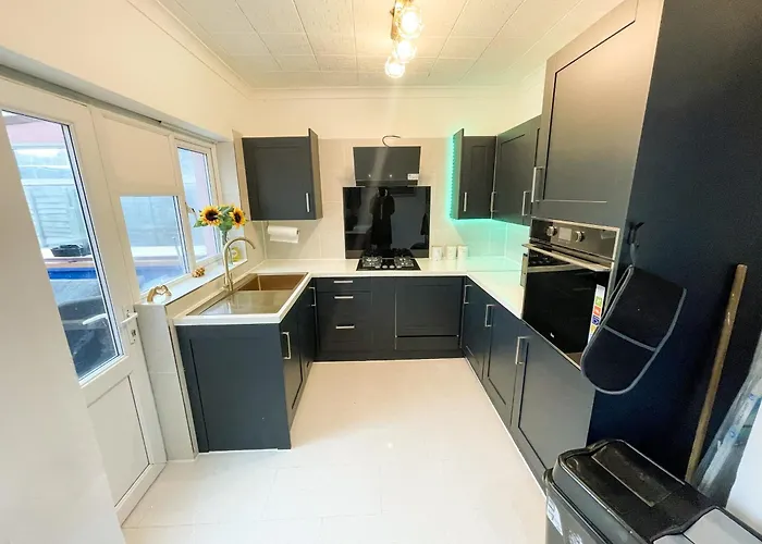 Luxury Retreat 5 Bedrooms With Driveway & Garden