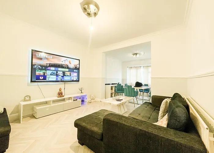 Luxury Retreat 5 Bedrooms With Driveway & Garden
