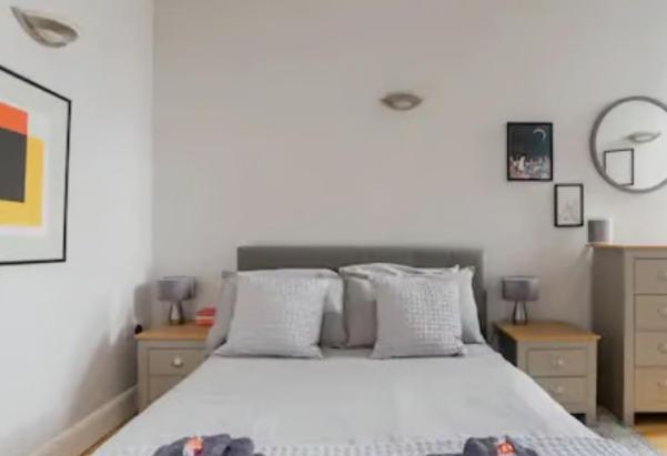 Luxury Retreat 5 Bedrooms With Driveway & Garden Holiday home *