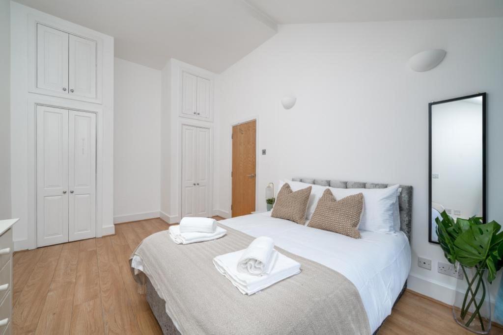 Luxury Retreat 5 Bedrooms With Driveway & Garden