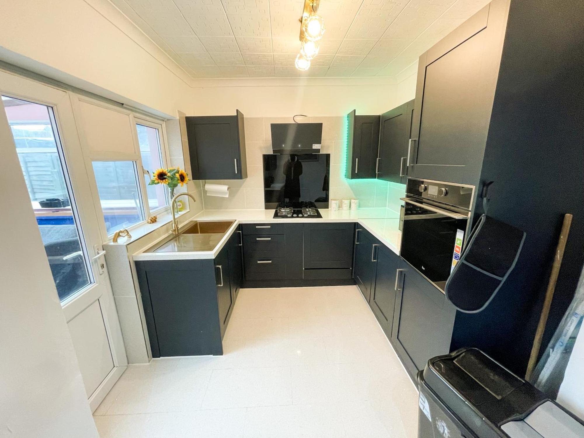 Luxury Retreat 5 Bedrooms With Driveway & Garden * Welling