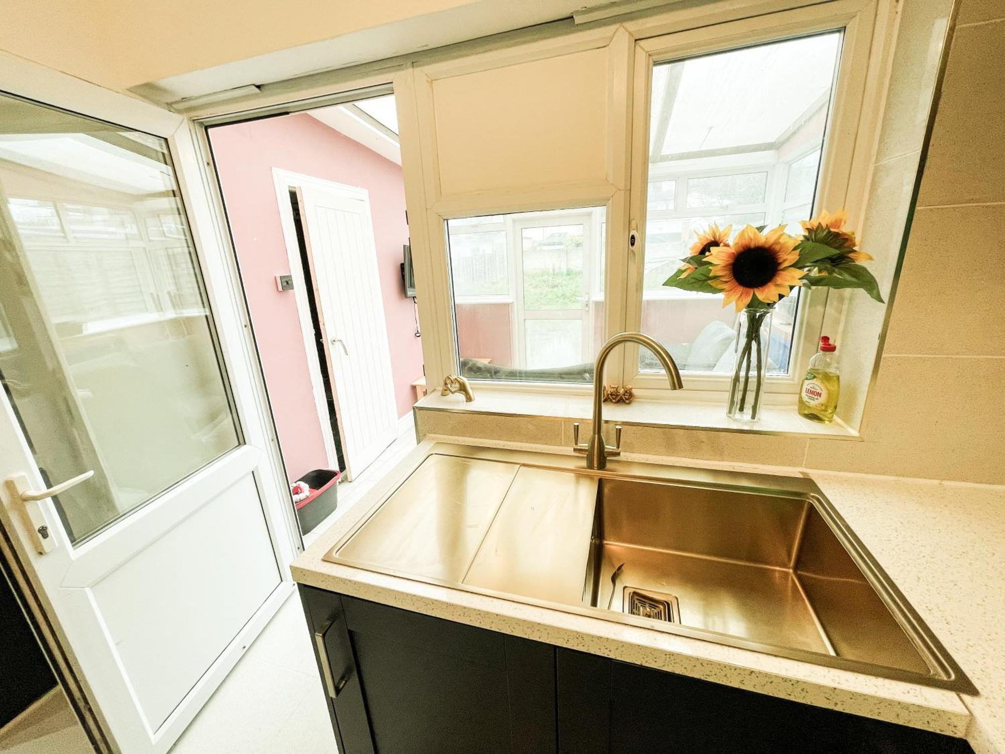 Luxury Retreat 5 Bedrooms With Driveway & Garden * Welling