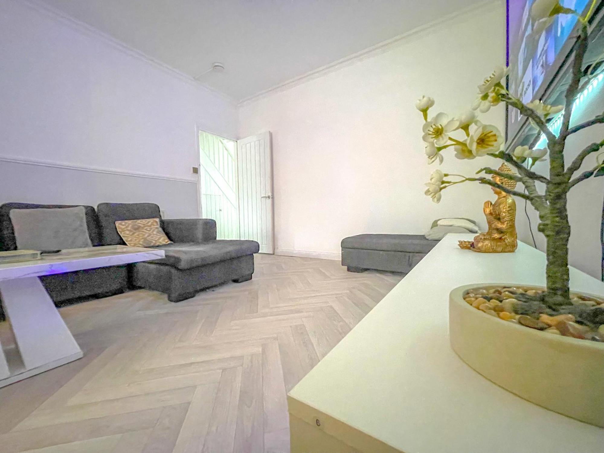 Luxury Retreat 5 Bedrooms With Driveway & Garden * Welling